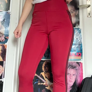 Tränings leggings Adidas - Snygga leggings med hög midja. I storlek xs men passar även mig i s bra. De är rätt stretchiga. Jag kan mötas upp i Uddevalla centrum, annars fraktar jag gärna. Köparen står för frakten. (Står ej för postens slarv) katt finns i hemmet. 