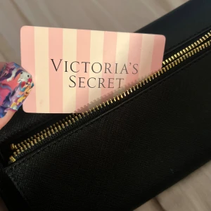 Victorias secret plånbok - Några märken, kommer förstås testa att tvätta den extra noga innan den postas! Man får ett rosa victorias secret kort med, inget speciellt men kanske för decor? 💕