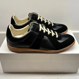 Margiela Gats - Säljer ett par helt nya Margielas i storlek 43. Priset är absolut inte fast!