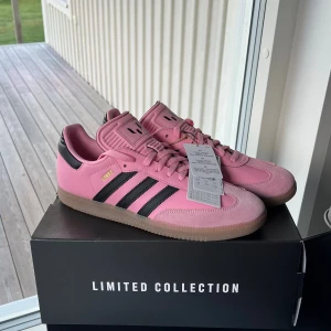 Adidas Samba / Miami Messi - Säljer ett par Adidas Samba i collab med Miami/Messi! Passar den som vill sticka ut med färgerna och vill ha en kaxig look! Lådan ingår såklart till skorna! Bara använda 2 gånger, som nya!!