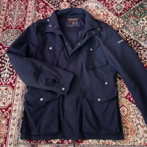 Woolrich fältjacka M - Woolrich fältjacka  | Skick: 9/10 | Storlek: M | Fraktar inom 24H efter köp, på köparens bekostnad📦 Hör av dig vid minsta fråga eller fundering🌟