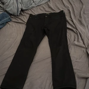 Ett par svarta slim glen jack and Jones jeans  - Dom är knappt använda och riktigt snygga.