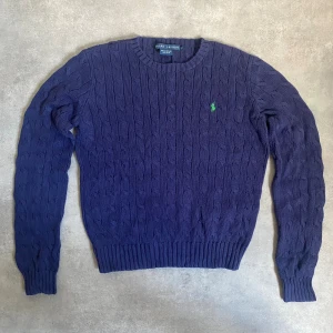  Ralph Lauren tröja  - Mörkblå ralph Lauren. Använd en gång den är inte fake. Storlek m men sitter som en xs 