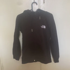 North face hoddie  - Den är i okej skick. Det står s men jag skulle säga att den är xs