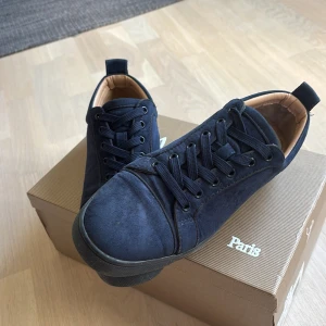 Marinblå Loubs - Tjenare säljer nu ett par mörkblå loubs eftersom jag tröttnat på dem! | färg: 🔵| Storlek: 41 | Frakt: samma dag 🚚 📦 | Pris: 2000 | Ingår: Orginalbox, dustbag, kvitto/äkthetsbevis, kort och skorna såklart! |  Möjlighet att gå ner i pris beroende på! 