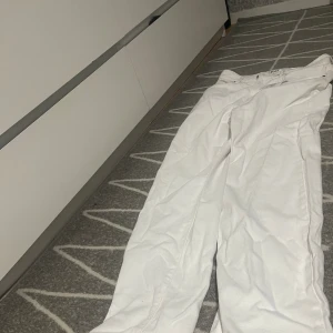 Vita 90s straight jeans Never Denim - Snygga vita jeans från bikbok i klassisk 90s straight modell. Byxorna har raka ben, normalhög midja.De är helt nya aldrig använt pågrund av att de inte passar mig och de är köpt för 599kr