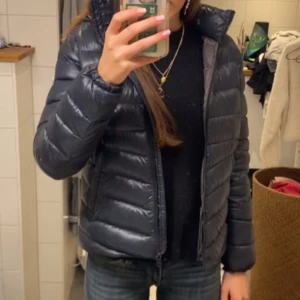 Colmar - Colmar jacka. Inga defekter. Användes förra vintern och håller värmen bra. Hör av dig vid frågor. Går ner i pris vid snabb affär❤️