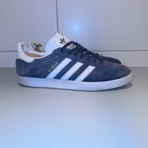 Blåa Adidas Gazelle - Ett par Blåa Adidas gazelle.                                  Dem är använda därav förekommmer de små defekter men dem är ändå i fint skick.                                 Storlek 43 1/3                                                           Pris går att diskutera