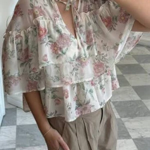 Blommig volangblus med knyt - Supersöt blus, endast använd en gång. Pris kan diskuteras 