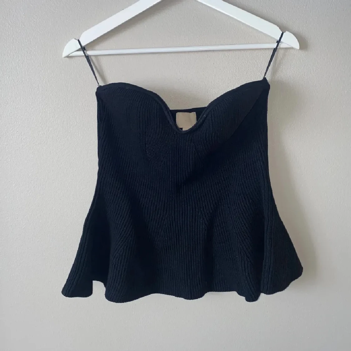 Svart stickad tubtopp med volang - 1