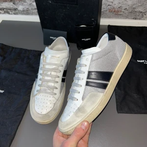 Saint Laurent SL/06 sneakers - Mycket bra skick, endast lite heelcrease. Nypris ca 6000kr. Storlek 40/41.  Inget Og tyvärr. Skriv för mer information🤝