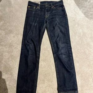 Mörkblå jeans från Polo Ralph Lauren - Snygga mörkblå jeans från Polo Ralph Lauren slim/straight fit. Storleken är 12 years och passar cirka 160 cm. Är i mycket bra skick och visar ej mycket tecken på användning. Hör av dig om minsta fundering💫