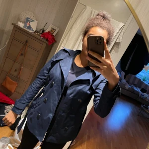 Fin marin blå trenchcoat - Classy kort trenchcoat knappt använt, 6 knappar i midjan och ett band💕