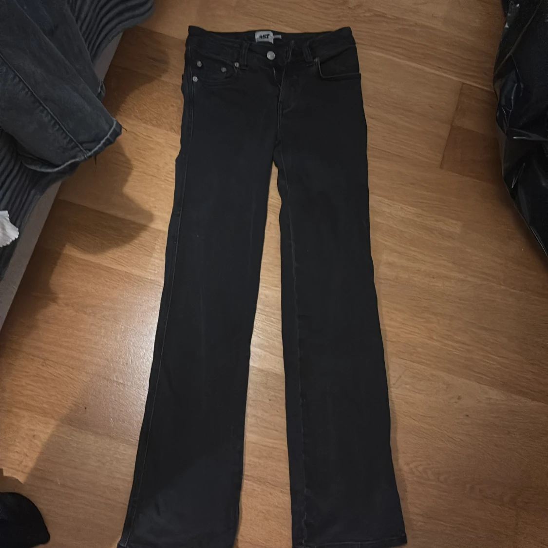Mörk gråa bootcut jeans med fickor bak