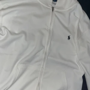 Ralph Lauren tröja - Oanvänd. Pris går att diskuteras. Storlek M/L. Längd: 170-179cm