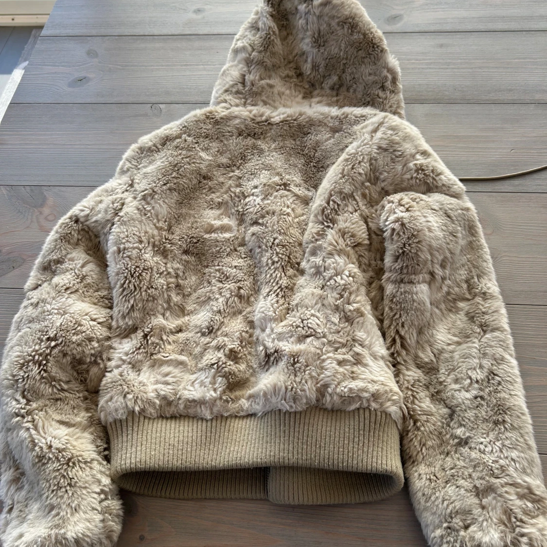 Beige pälsjacka med huva från H&M Divided - 3