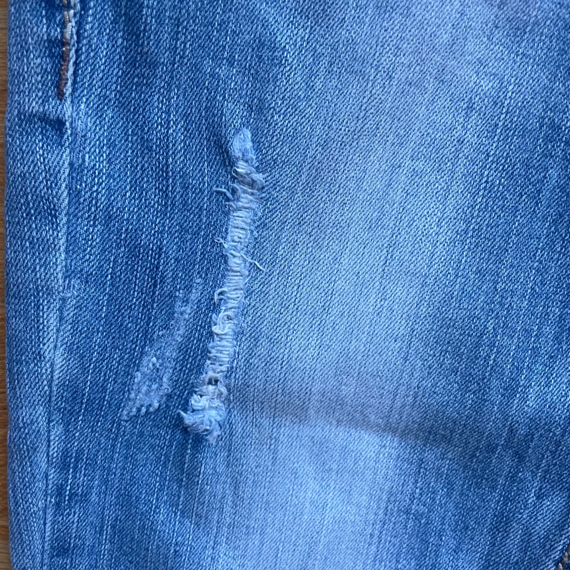 Ljusblåa lowrised bootcut jeans y2k med broderi på fickorna  - 4