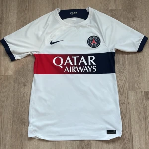 PSG Away | 2023-24 | Mbappé #7 | Size XS - Använd ett par gånger                                                     Minimal slitning under sponsoren