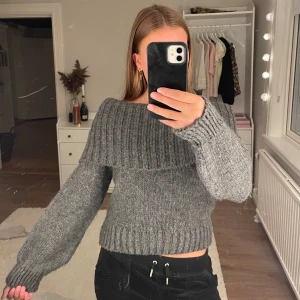 Grå stickad tröja från Gina Tricot - Mysig grå stickad tröja från Gina Tricot i storlek XS. Nästan oanvänd och i väldigt bra skick.💞