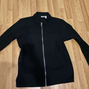 Zip tröja från only&sons svart - Stilren oanvänd zip tröja från only&sons!