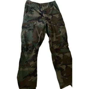 As fräna cargo pants - mina absoluta favvo byxor EVER!! Sjukt snygga å passformen e TO DIE FOR😩 Byxorna går att justera på baksidan, användna ett flertal ggr men ff i bra skick + materialet är s u p e r bra!!