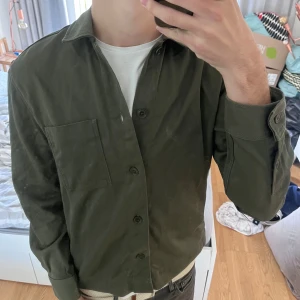 Mörkgrön overshirt från These Glory Days - Riktigt snygg mörkgrön Overshirt från These Glory Days | Storlek S | Mycket bra skick✅