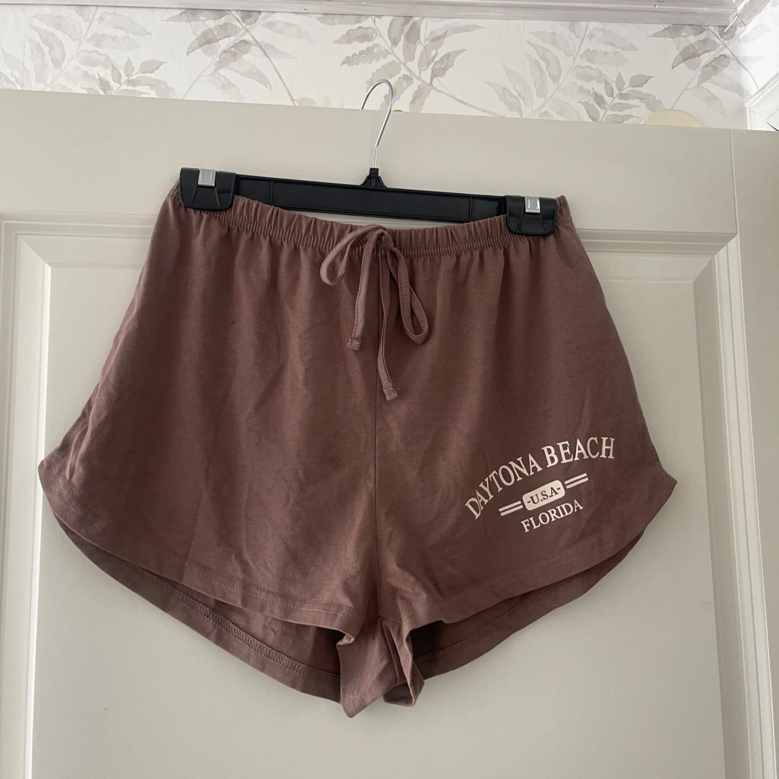 Bruna shorts med Daytona Beach-tryck