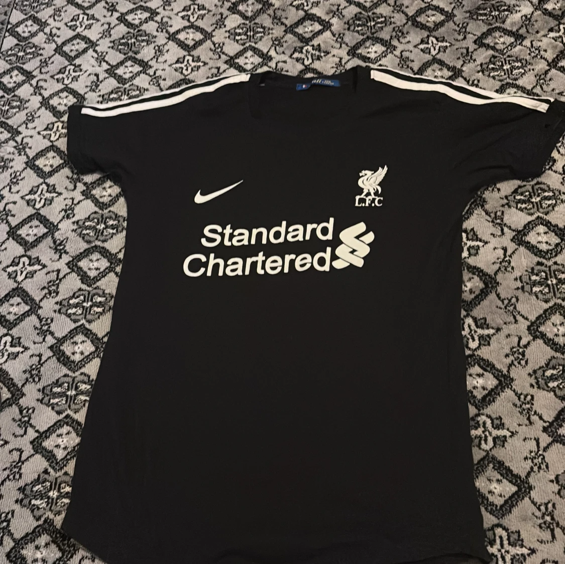 Säljer en svart liverpool tröja 