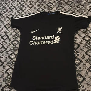 Säljer en svart liverpool tröja  - Helt nytt inga skador bra kvalitet ingen smuts och de passar på allt tröjan