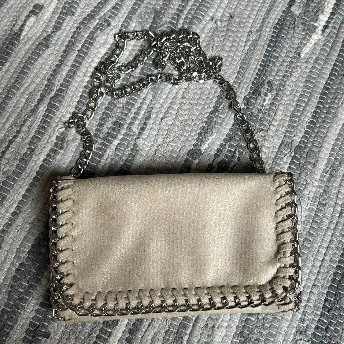 Beige (ljusare i verkligheten) axelväska med kedja