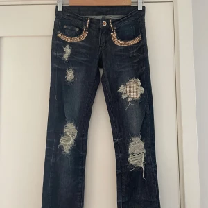 Lågmidjade jeans - Super coola Lågmidjade jeans med coola detaljer. Jeansen är straight och knappt använda, vet tyvärr ej märket. Storlek xs/s💕