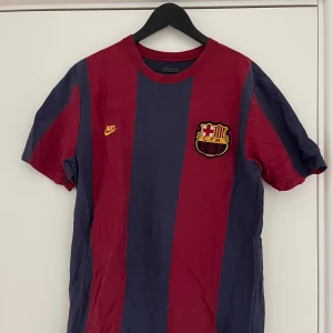 FC Barcelona Nike fotbollströja  - En klassisk retro och ganska sällsynt FC Barcelona fotbollströja från Nike. Tröjan är baggy, kortärmad modell och gjord av 100% bomull. Perfekt för dig som är 180-185 cm.