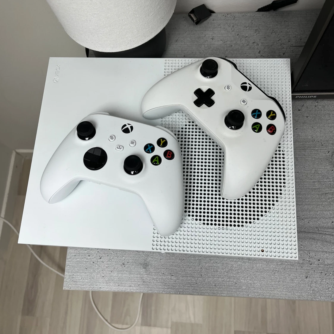 Xbox One S 1TB med två handkontroller och LED tangentbord med mus