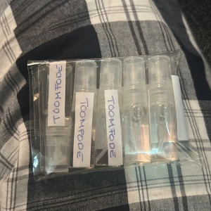 Toomfode parfymprover 5-pack - Fem praktiska parfymprover från Toomfode, perfekta att ta med i väskan eller testa nya dofter. Smidiga sprayflaskor i genomskinlig förpackning. Perfekt för dig som vill prova något nytt!