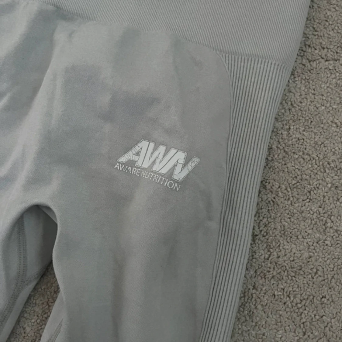Grå leggings från Aware Nutrition - 1