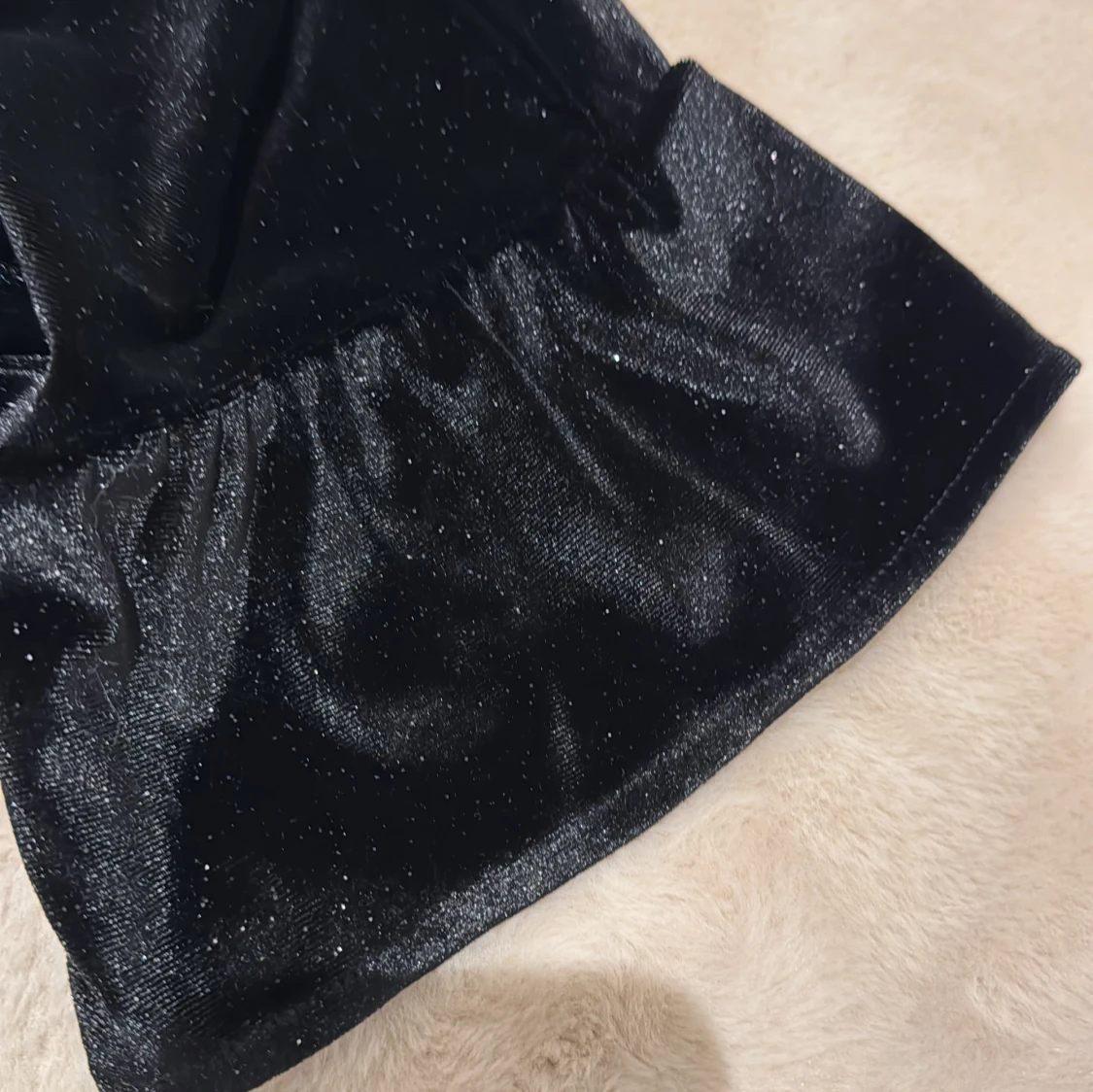 En svart glittrig tröja  - 2