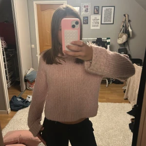 Ljusrosa stickad tröja Gina Tricot - Supermysig ljusrosa stickad tröja från Gina Tricot. Tröjan har en rak, lite croppad passform med breda muddar och rund halsringning. Lite nopprig