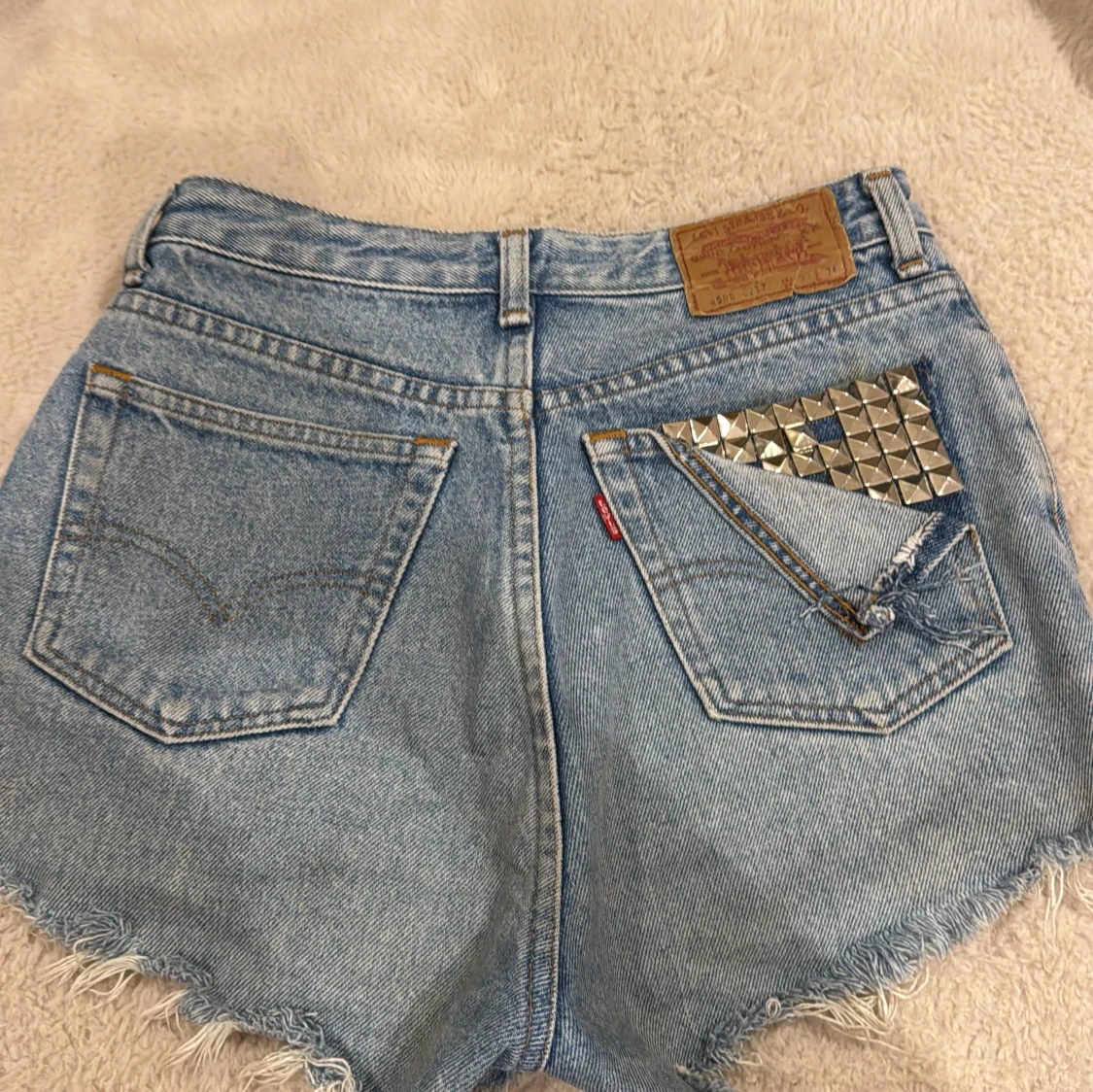 Levi's 501 ljusblå jeansshorts med nitar - 2