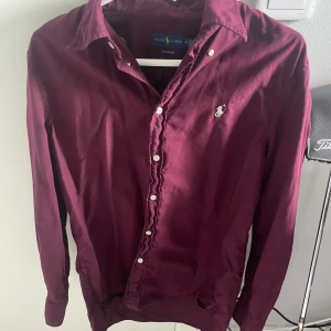Vinröd skjorta från Ralph Lauren  - Säljer en vinröd skjorta från Ralph Lauren i relaxed fit. Inga defekter i bra skick 