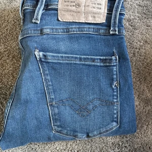 Blåa Replay Anbass - Blåa Replay Anbass Skick 9/10||Storlek 29/30 kanske lite uppsydda||Modell Anbass||Skriv vid minsta intresse||