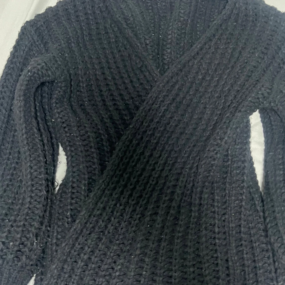 Svart omlottstickad kofta