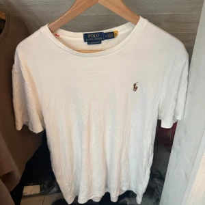 Vit t-shirt Polo Ralph Lauren M - Vit t-shirt från Polo Ralph Lauren i modellen Custom Slim, mycket bra skick