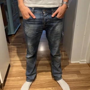 Nudie Jeans - Ett par jeans från Nudie. Har använts ett par gånger och har kortats i längden så att storleken blir 32/32. Annars är byxorna i toppskick. Skriv om funderingar eller frågor.