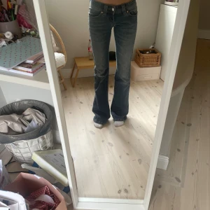  bootcut jeans från Abrand - Snygga blåa jeans från Abrand med klassisk bootcut-modell och en super låg midja!  Skriv för fler bilder eller frågor🩷passar inte längre därför säljer jag dem. De har pytte lite slitningar längs ner men inget man märker😊