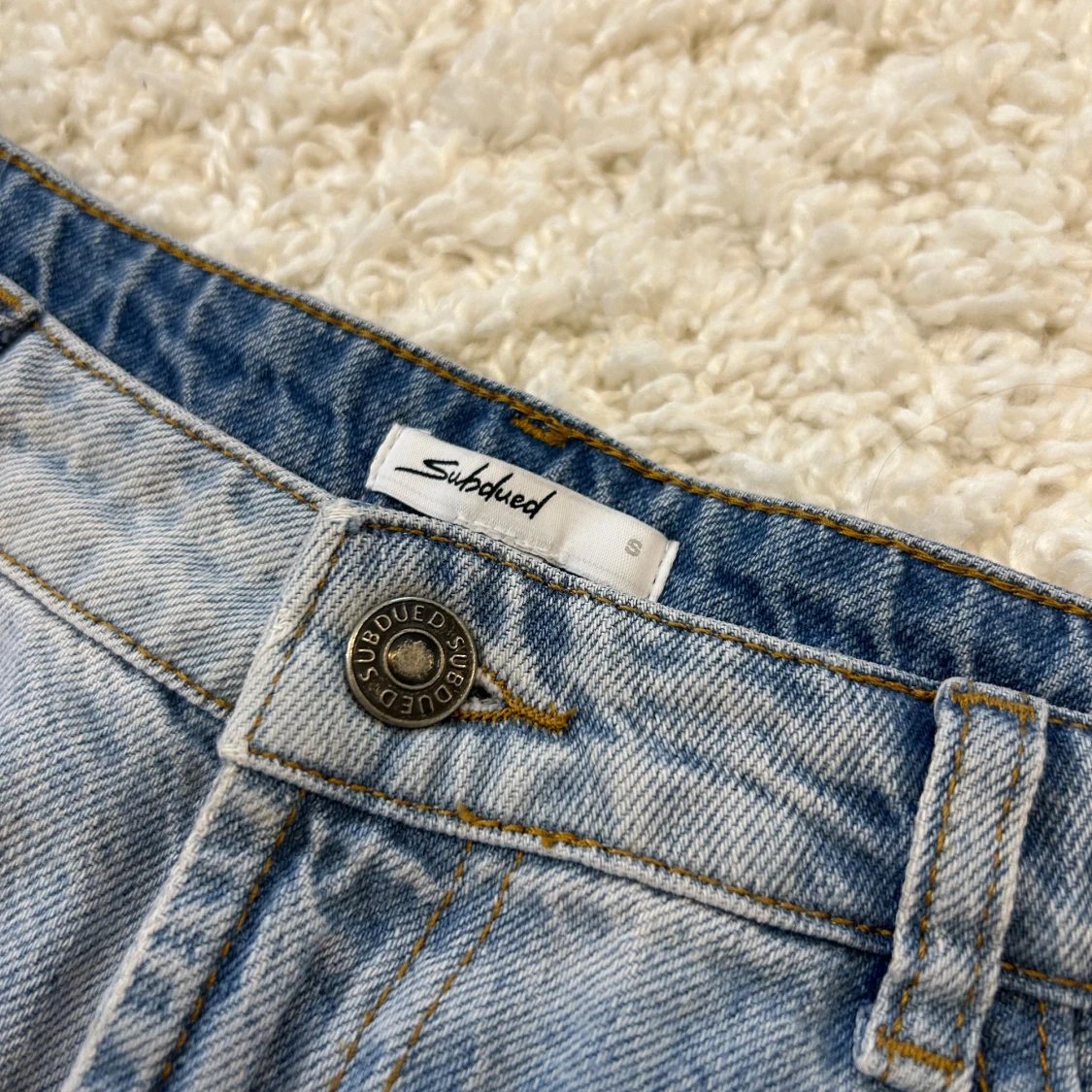 Low waist lusblå jeanskjol från Subdued - 2