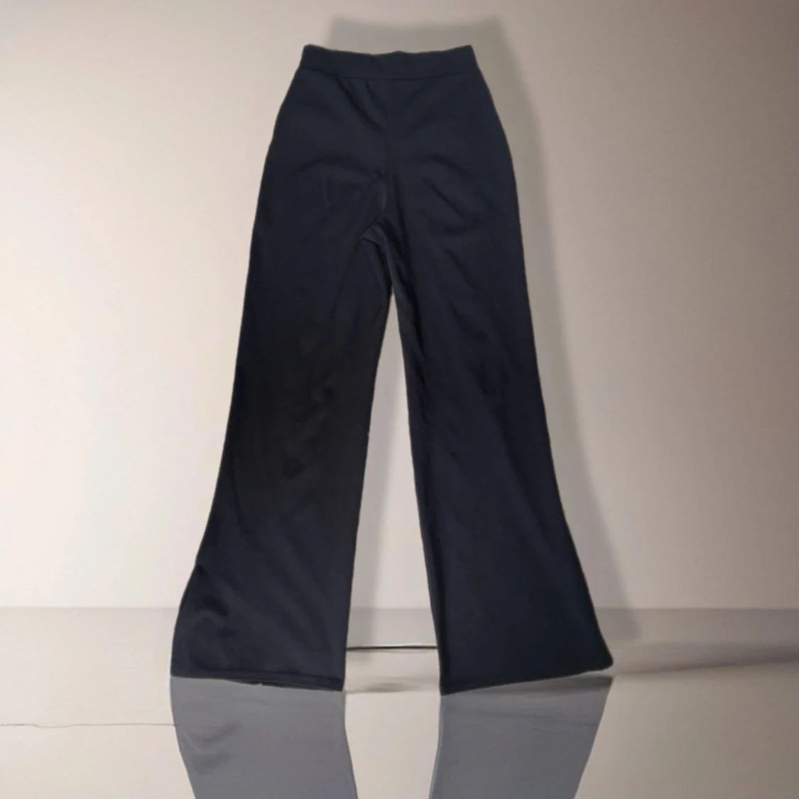 Svarta vida byxor från Boohoo