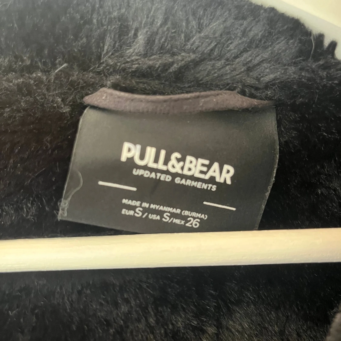 Svart pälsjacka från Pull&Bear - 3