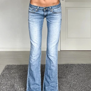 Levis - Midjemátt: 38cm rakt över, innerbenslängd: 77cm 💕 inte mina bilder 