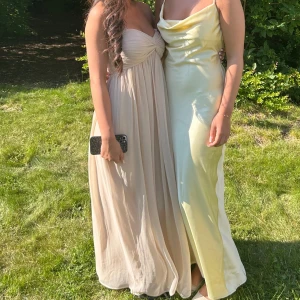 balklänning  - Jätte fin biege/champange färgad ballklänning! strl 34 och uppsydd hos skräddare. 1,60 utan klackar på bilderna💓Kom gärna med frågor💕