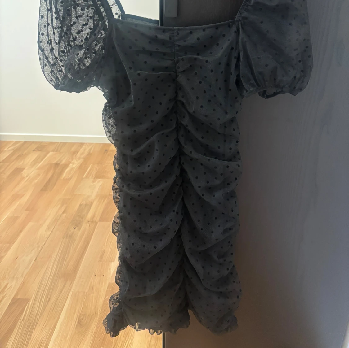 Svart prickig meshklänning med puffärm - 1